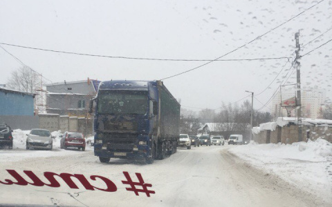 В Кирове из-за снегопада буксуют фуры: движение в городе затруднено
