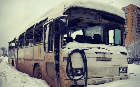 В кировском дворе неизвестные бросили автобус Mercedes