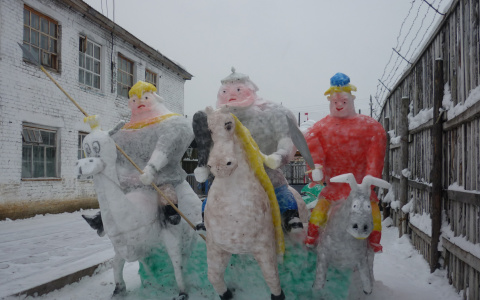 В Кировской области осужденные слепили из снега трех богатырей, крокодила и пса