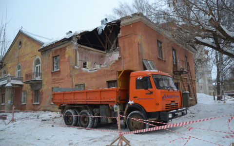 Фоторепортаж: как живут кировчане в разрушенном краном доме на МОПРа
