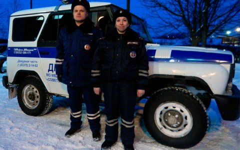 В Кировской области женщина-автоинспектор и ее коллега вытащили мужчину из огня