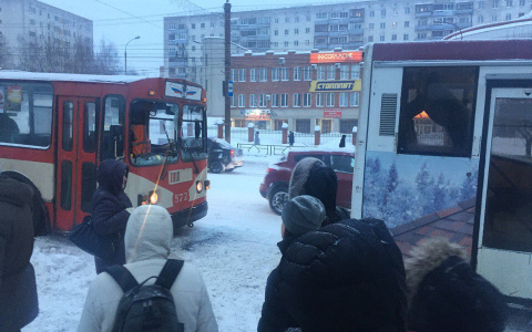 На улице Воровского столкнулись автобус и троллейбус: от удара вылетели стекла