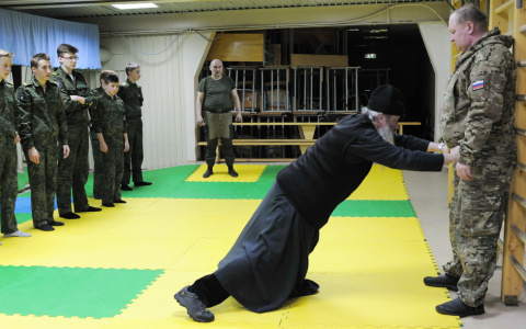 Митрополит Марк показал кировским кадетам приемы самообороны