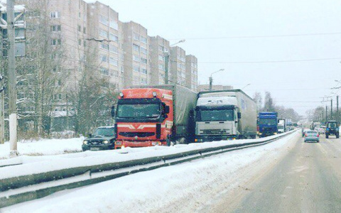 На Производственной две фуры заблокировали движение