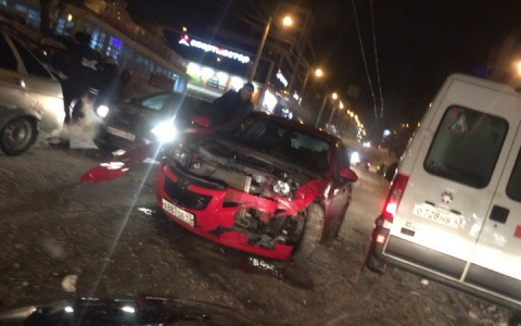 В Кирове столкнулись две иномарки: на месте работали медики