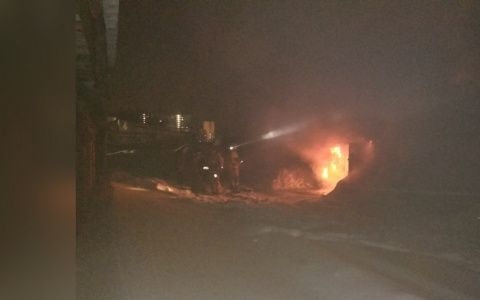 В Кирове горели пять гаражей: на место ЧП выезжали шесть пожарных расчетов