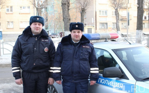 Уральские полицейские спасли замерзавшего на трассе дальнобойщика из Кирова