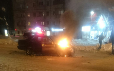 Видео: у ТЦ «Росинка» две иномарки загорелись после ДТП