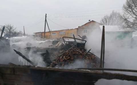 В Туже из-за ночного пожара две семьи остались без крыши над головой