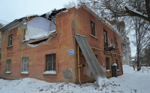 В Кирове начали устанавливать временную кровлю на разрушенный краном дом