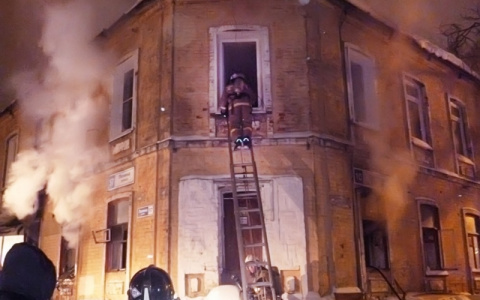 Спасатели на руках выносили пострадавших из горящего дома на улице Ленина