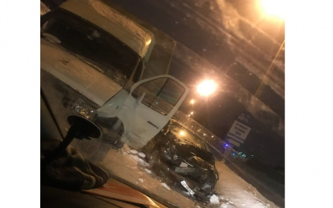 В Кирове у ночного клуба «Газель» столкнулась с Lexus