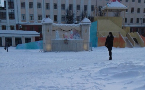 На Театральной площади испортили иллюминацию ледовых фигур