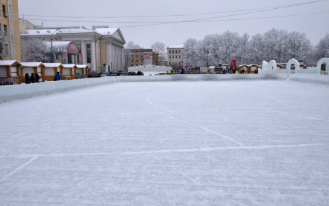 Стало известно, когда на Театральной площади начнется демонтаж ледового городка
