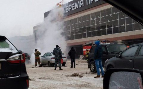 В Кирове на стоянке гипермаркета вспыхнула легковушка