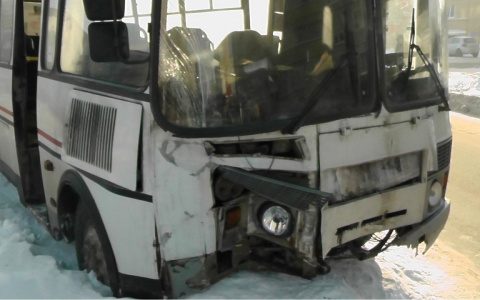 В Радужном "пазик" на полном ходу протаранил легковушку