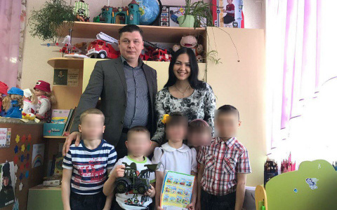 В Кирове представители партии приехали в детский дом с экстрасенсом