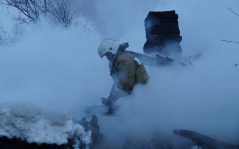 В Слободском пожарные спасли женщину и двух ее детей из пожара