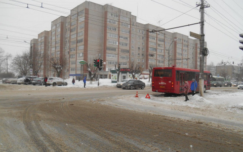 В центре Кирова автобус 1 маршрута сбил женщину