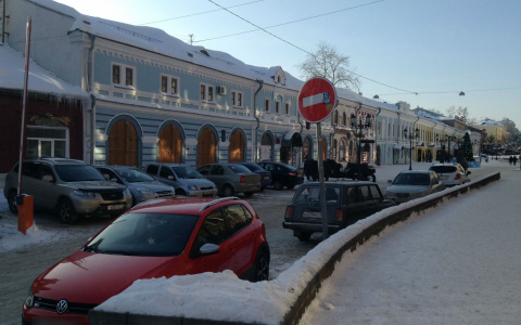 На пешеходной улице Спасской водители паркуют автомобили
