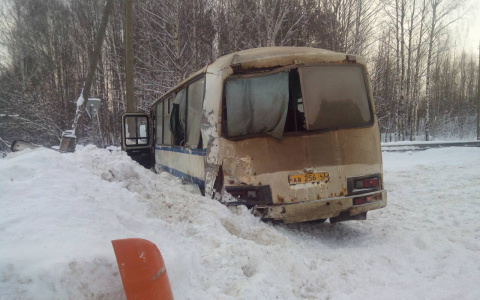 В Кировской области грузовик врезался в автобус: пострадали пять человек