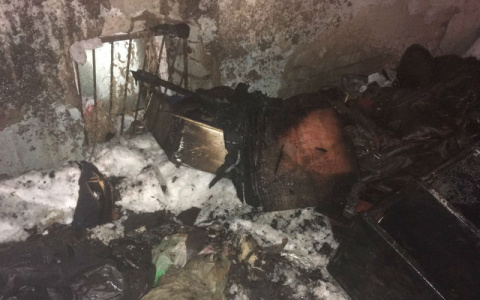 Спасатели вынесли пострадавшего из горящей квартиры на Октябрьском проспекте