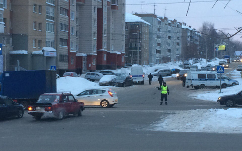 В центре Кирова полицейские оцепили перекресток