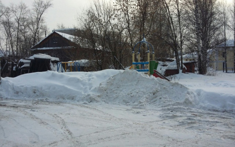 В Кирове на детской площадке организовали снежную свалку