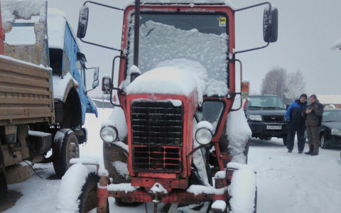 Приставы за долги забрали у предприятия трактор