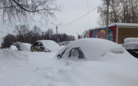 В Кирове сфотографировали "кладбище такси" в центре города