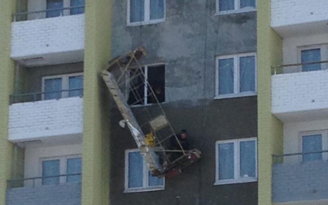 Известно, почему на стройке в Кирове рабочий повис в подъемнике на одном тросе