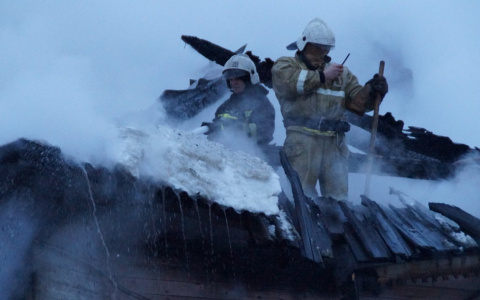 В Кировской области в пожаре погиб мужчина, его жену увезли в больницу