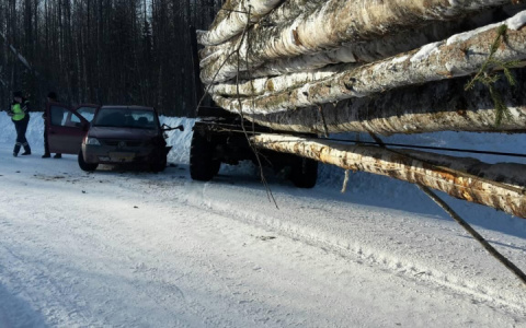 В Кировской области иномарка влетела в лесовоз: пострадал один человек