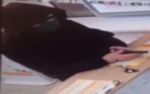 В Кирове мужчина с оружием напал на салон связи