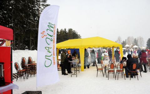 Центр «Лайт» поздравил кировчан с Масленицей