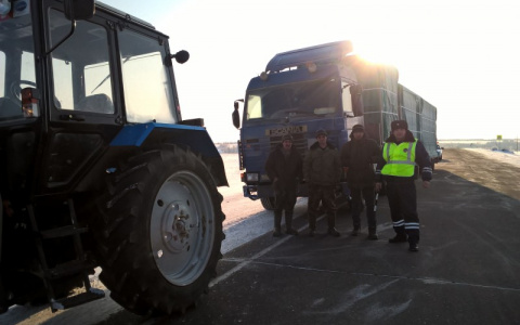 Полицейские спасли водителя фуры, застрявшей на кировской трассе в глуши