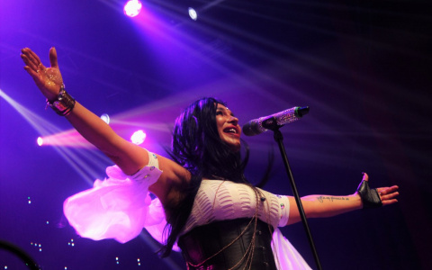 Оксана Ковалевская из группы KRASKI осыпала кировских поклонников блестками