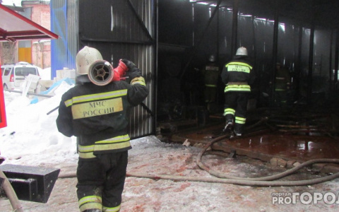 В Кировской области рано утром вспыхнула котельная на пилораме