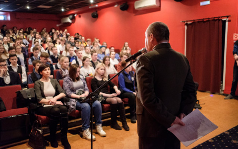 Кировским школьникам показали фильм "Офицеры" на большом экране