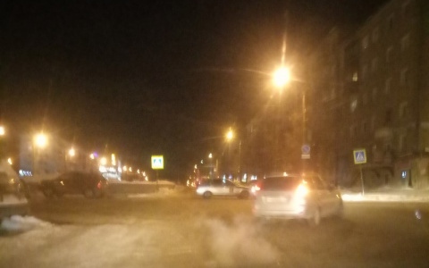 Вечером у ЦУМа полицейские перекрыли часть Октябрьского проспекта