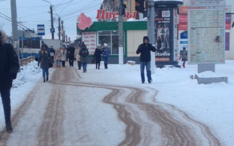 Стало известно, почему на тротуаре на Профсоюзной песка больше, чем снега