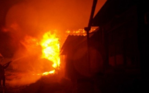 На пепелище сгоревшего дома в Кировской области нашли тело мужчины