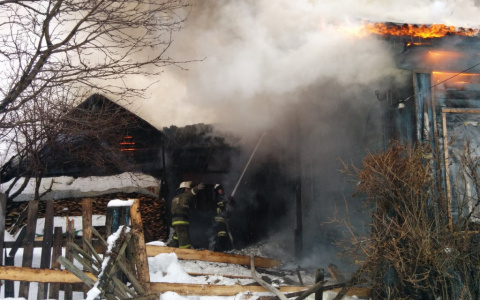 В Кирове у молодой учительницы сгорел дом, пока она вела урок