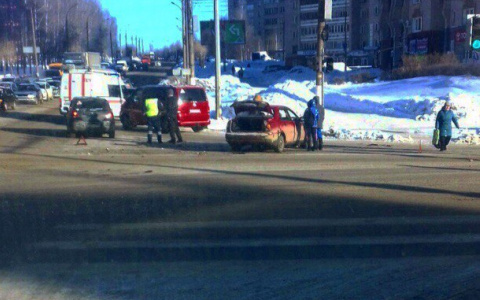 Утром на Юго-Западе столкнулись две иномарки: на месте работают медики