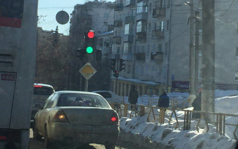 На центральных улицах Кирова светофоры пришли в неисправность