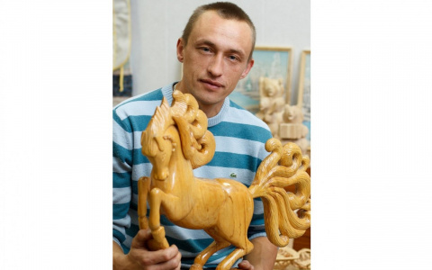 «Он из дерева мог сделать что угодно»: в Уржуме простились с мастером, погибшим в пожаре