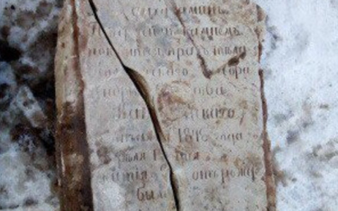 В Кирове во время земляных работ обнаружили старинные могильные плиты