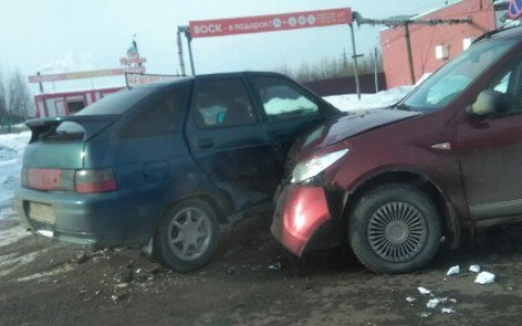 В Кирове на Луганской столкнулись ВАЗ и иномарка