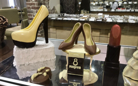 Туфли, букеты и другие оригинальные подарки из шоколада на 8 Марта