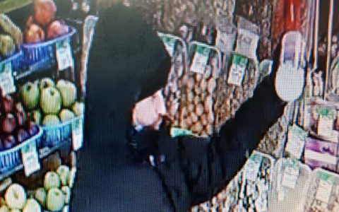 Кировчан напугали «кровавые» пятна в овощном ларьке у «Росинки»